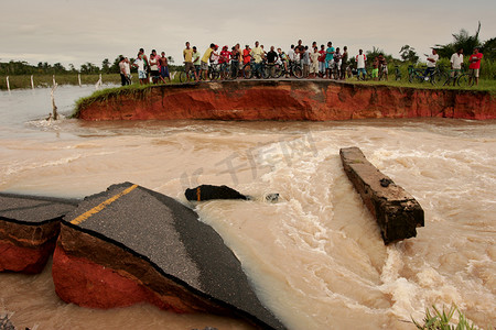 大雨水摄影照片_因河水泛滥淹死