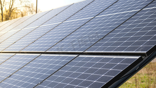 带太阳能电池板的新型生态房屋 传统能源的替代品。