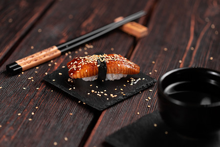 日本寿司 unagi nigiri 寿司在木制背景上熏鳗鱼特写