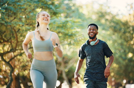 与一对多元化的情侣一起在公园户外跑步、健身和娱乐，一起锻炼或锻炼。