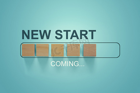 加载栏进度中带有“NEW START”字样的木块。