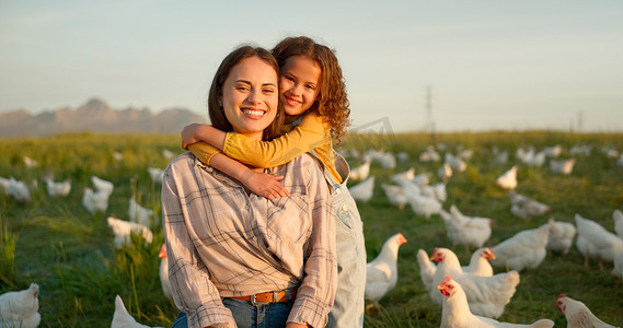 孩子和母亲摄影照片_在母亲节、在阿根廷旅行或度假时，在农场里拥抱、孩子和母亲一起养鸡。
