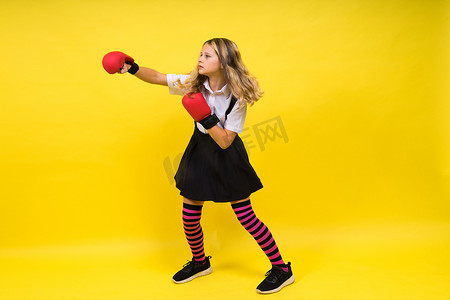 一个可爱的小女孩拳击手在工作室练拳