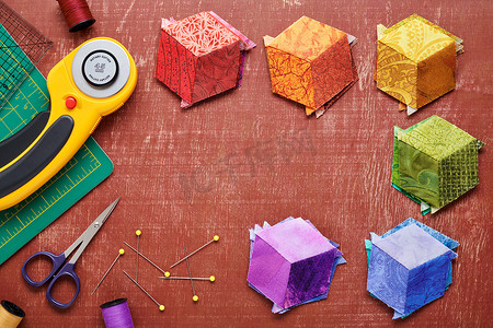 彩色拼凑图案摄影照片_以立方体、绗缝和缝纫配件的形式缝制的彩色钻石堆
