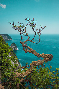 梦想阳光摄影照片_印度尼西亚巴厘岛附近的 Nusa Penida 岛上的热带海洋海岸线。