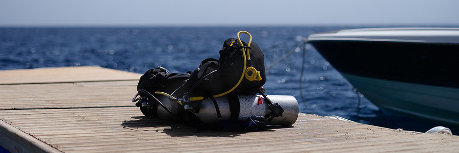 背心摄影照片_带背心和潜水配件套装的氧气罐