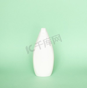 淡绿色背景上的空白洗发水瓶或沐浴露。
