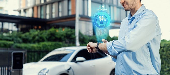 进步的商人检查电动汽车电池状态的可穿戴全息手表