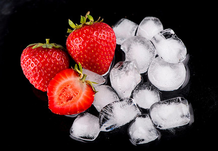 黑色背景中带草莓的冰块