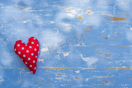 蓝色木头上有红色爱心的情人节背景