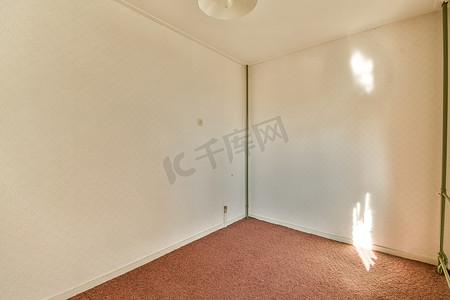 有白色墙壁和红色地毯的空房间
