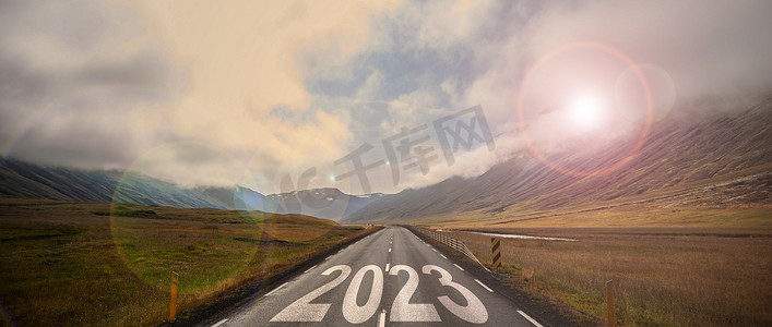 追梦2023摄影照片_空柏油路中间公路上写的2023字