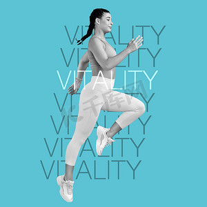 女人，跑步和健身与文字和动机叠加，活力和跑步者跳上蓝色背景的鼓舞人心的海报。