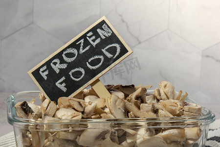 冷冻食品切片蘑菇香菇与黑板木制标签和文本冷冻食品自制。