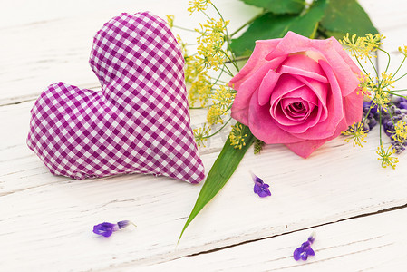 紫心与浪漫的一束花和粉红玫瑰
