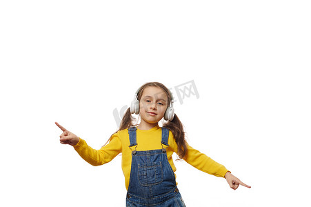 一个戴着无线耳机的白人小女孩的画像，在白色背景下听音乐。