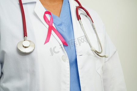 10 月世界乳腺癌日，带粉红丝带的亚洲女医生。