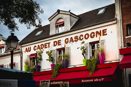 位于 Place du Ter 的 Au Cadet de Gascogne 餐厅前