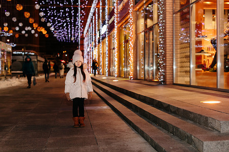 冬天晚上在大城市里可爱害怕迷路的小女孩
