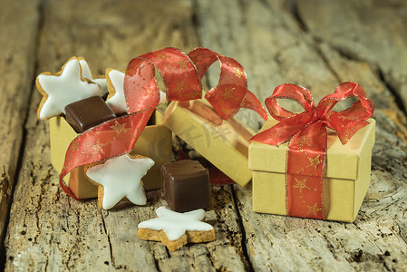 木桌上放着星星饼干和巧克力的甜蜜圣诞礼物
