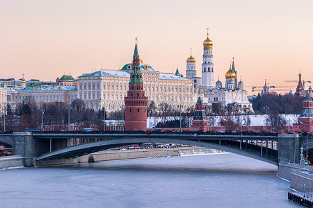 莫斯科克里姆林宫和结冰的莫斯科河在寒冷的冬日。