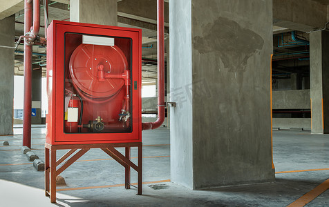 公寓停车场设有红色消防设备柜或消防装置灭火柜。