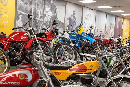 在卡尼略的摩托车博物馆暴露的老摩托车，并且
