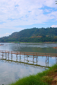 东南亚人摄影照片_南康河上的竹桥，在老挝普拉邦琅勃拉邦与湄公河交汇处。