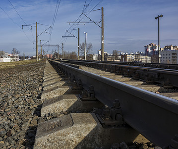 电动汽车结构摄影照片_电气化铁路的两个分支，用于列车 w 的运动