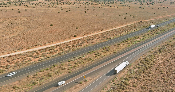 这是位于美国圣乔恩附近沙漠环境中的美国高速公路的全景图。
