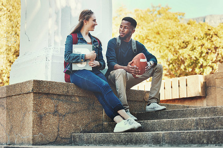学生、朋友在外面的大学校园里聊天或建立联系以获取知识和教育。
