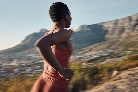 为心脏健康而在大自然中奔跑的黑人女性的运动、健身和背部。