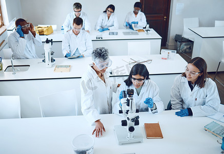 医学学习摄影照片_科学家实验室的科学、大学生和显微镜，用于在课堂上向导师学习医学教育或医学研究。