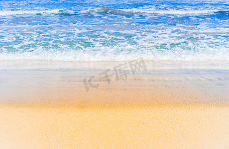 纹理波浪海浪摄影照片_沙滩上的蓝色海浪