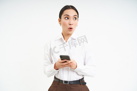团队文字摄影照片_女商人的画像，带智能手机的亚洲女销售员，一边看着横幅，右侧的促销文字，在白色背景中突显
