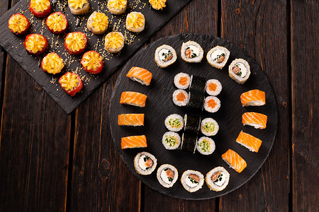 干煎带鱼摄影照片_带鱼虾和带筷子的鱼子酱寿司的卷 — 亚洲食品和日本料理概念