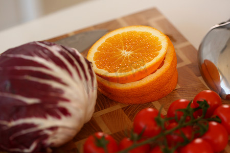 木板上多汁的橙红卷心菜辣椒番茄