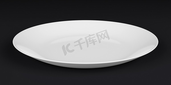黑色背景上的空白盘或陶瓷盘。 