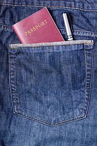 牛仔口袋中的护照和笔