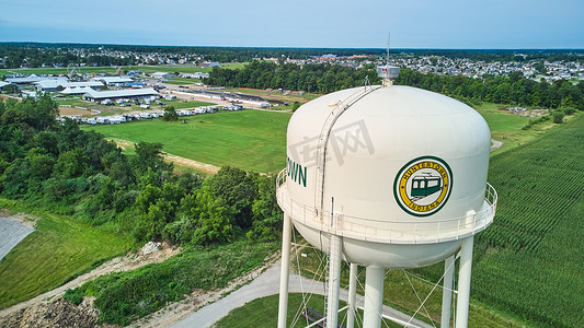 亨特敦、印第安纳州水塔公用设施的空中，背景是农业和艾伦县集市