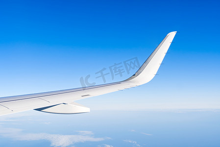 Airplain 机翼视图通过窗口在天空中。