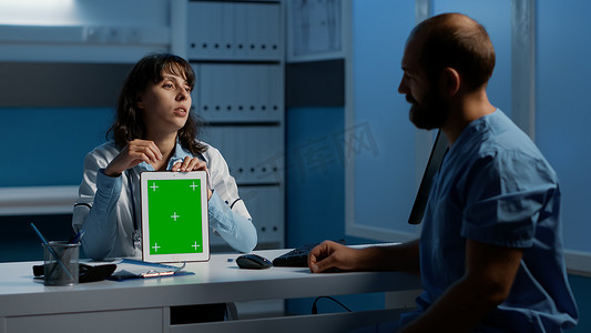 医院医生模板摄影照片_医生拿着平板电脑指着绿屏色度键模板