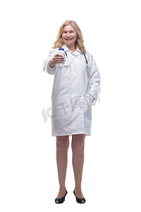 微笑的女医生指着消毒液。
