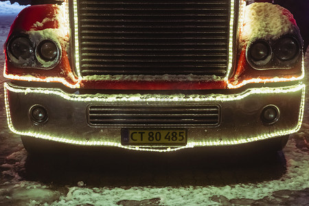 2021年12月，丹麦维堡：著名的圣诞可口可乐卡车