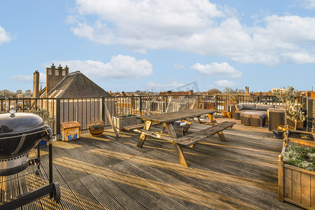 带野餐桌和烤架的屋顶平台