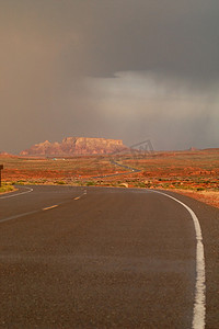 风暴过后的沙漠公路