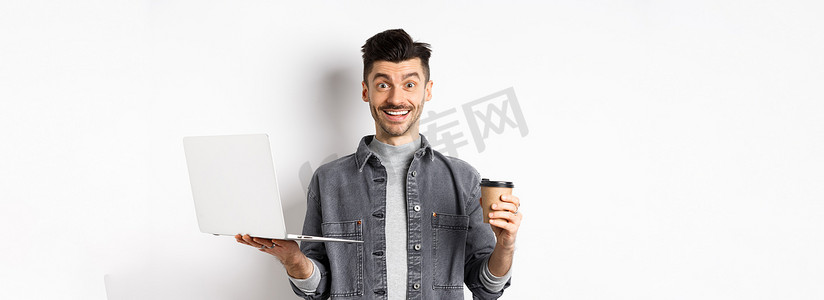 快乐的精力充沛的人喝着咖啡，在笔记本电脑上工作，从饮料中获得能量，站在白色背景上