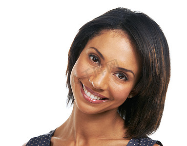 笑容牙齿摄影照片_美容、保健和白色背景黑人女性肖像，用于化妆品、健康的牙齿和灿烂的笑容。