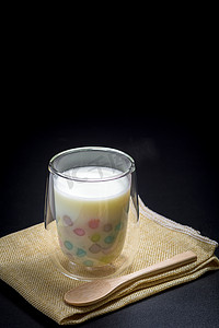 透明玻璃杯中的彩色椰奶粽 (Bua Loy)