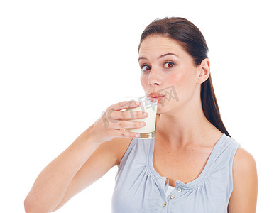肖像、工作室和女性喝一杯牛奶以获得维生素 D 保健益处、骨骼健康或健康水合作用。